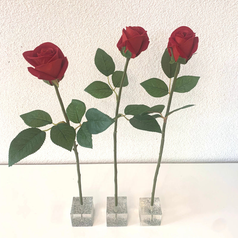 Tre Rose Rosse in Velluto su cubo trasparente e Glitter Argento (Made in Italy)
