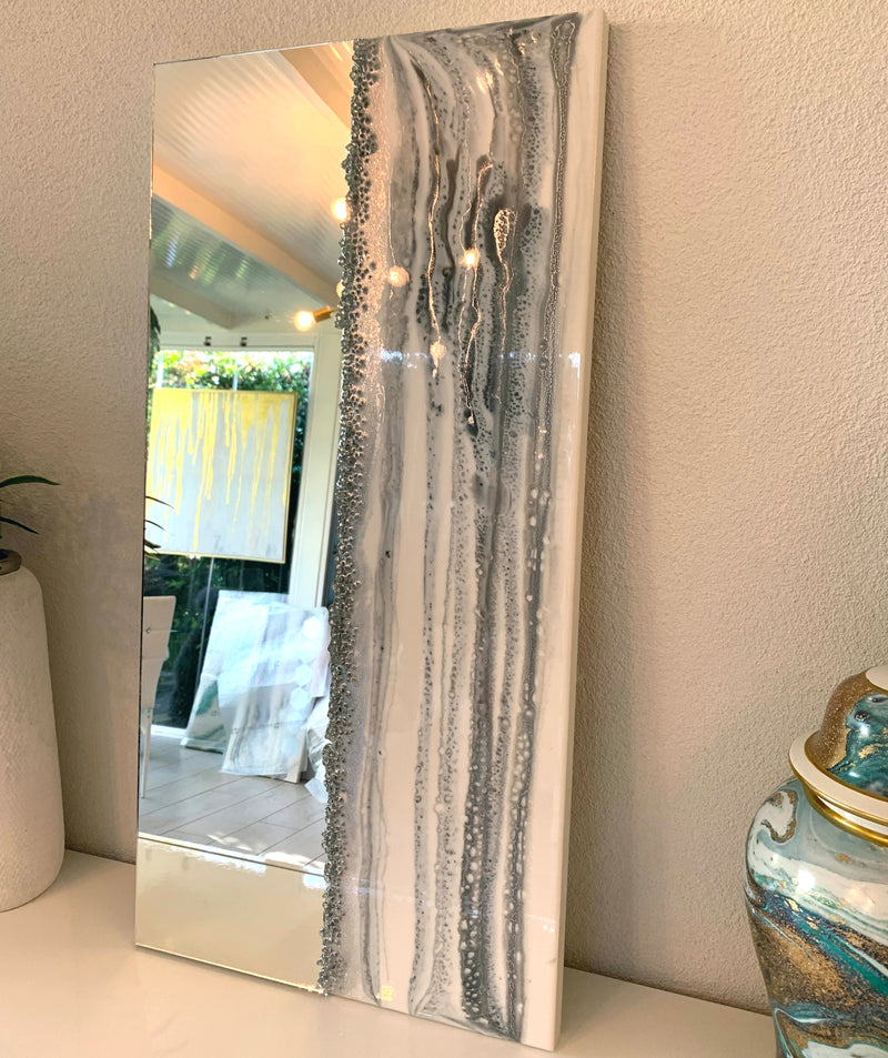 Specchio di Lusso 90x45 con marmorizzazione lucida bianco, argento, pietre e brillanti (Made in Italy)